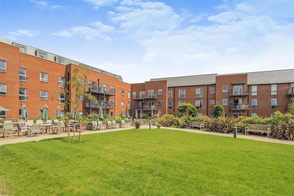 2 bed flat for saleMonument Place, Endless Street, Salisbury SP1