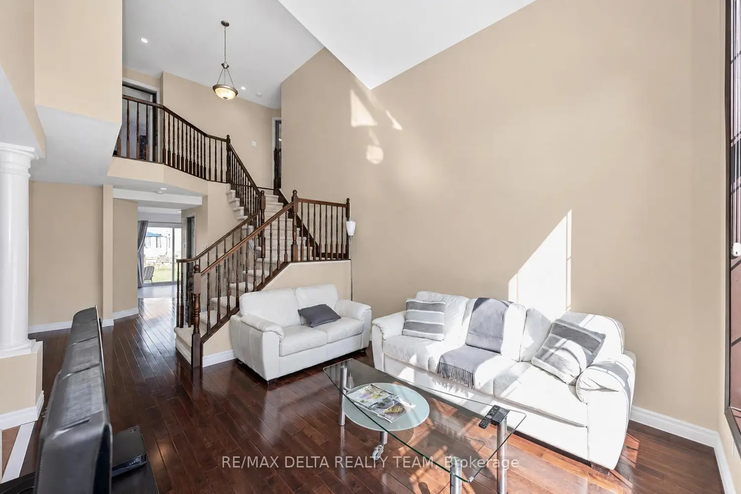 310 Sarabella Street photo 4