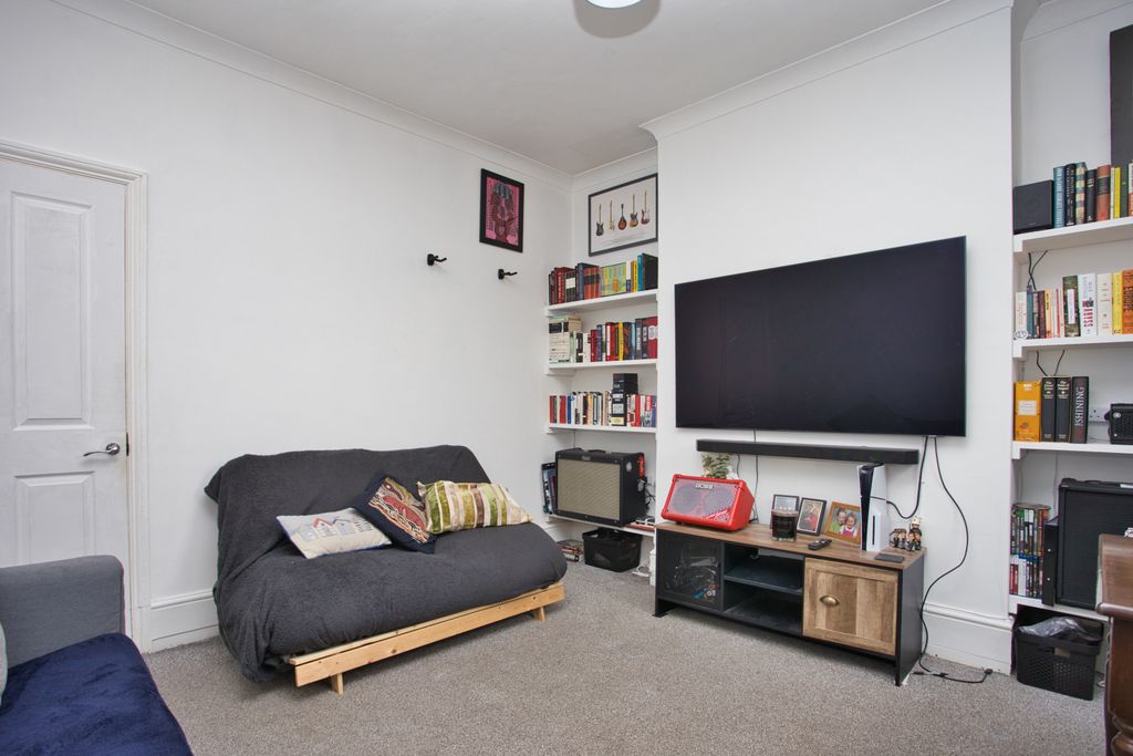 2 bed flat for saleCheriton Road, Folkestone CT19 photo 4