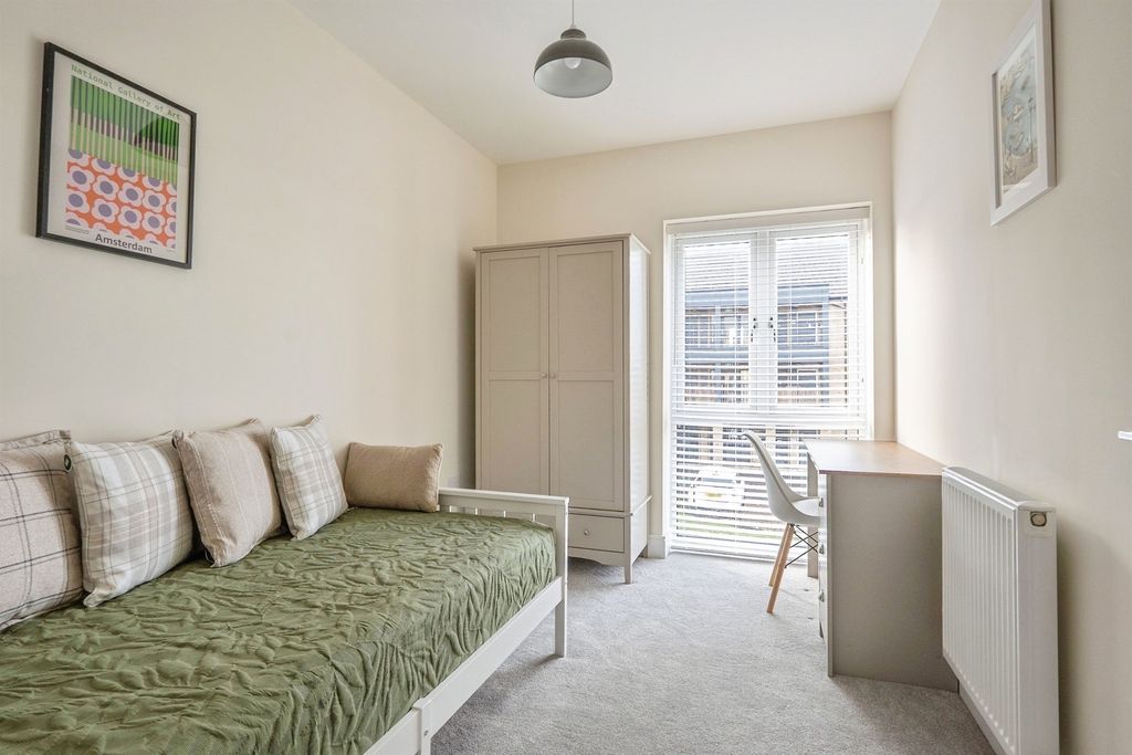 2 bed flat for saleArras Way, Folkestone CT19 photo 4