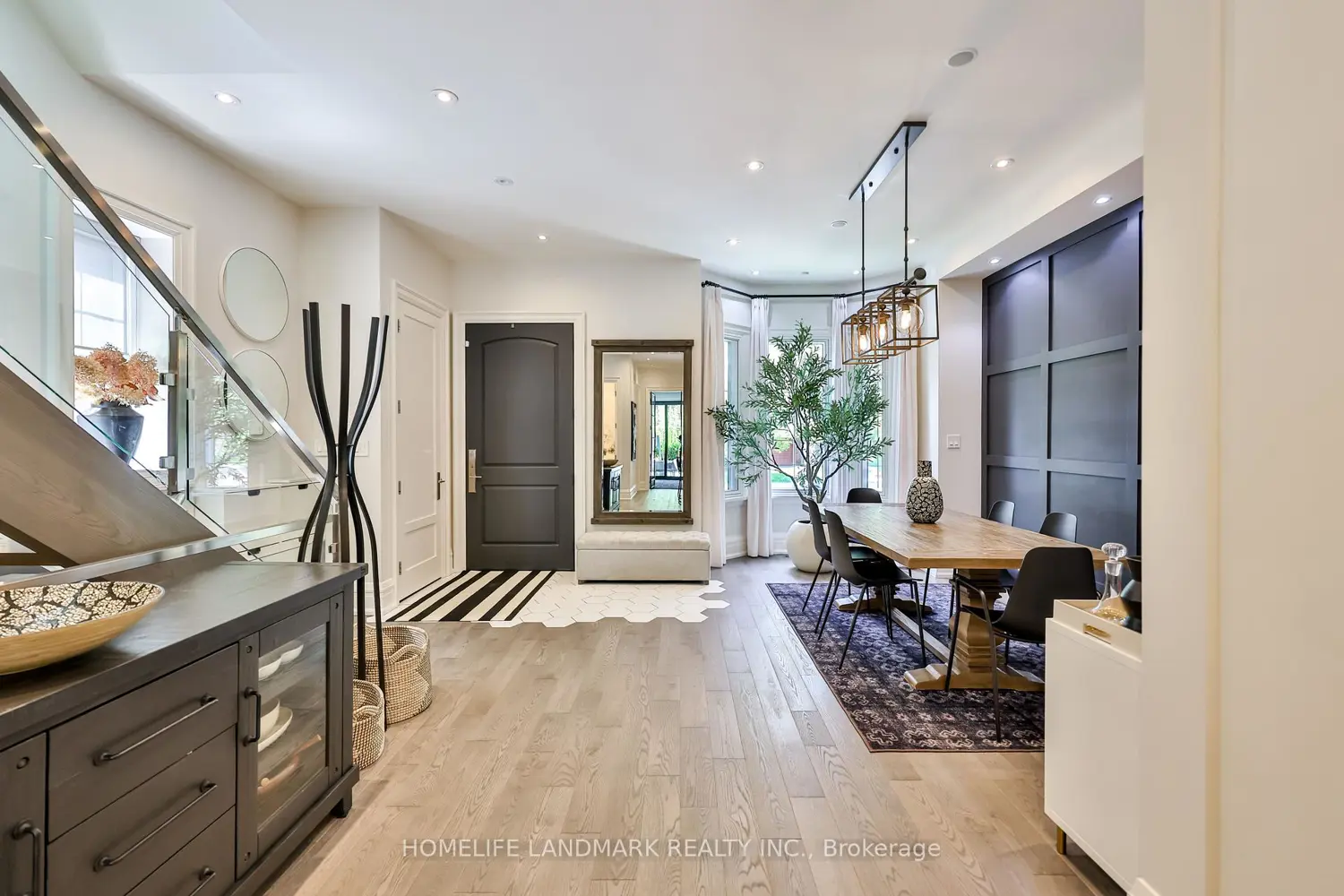 211 South Kingsway Way