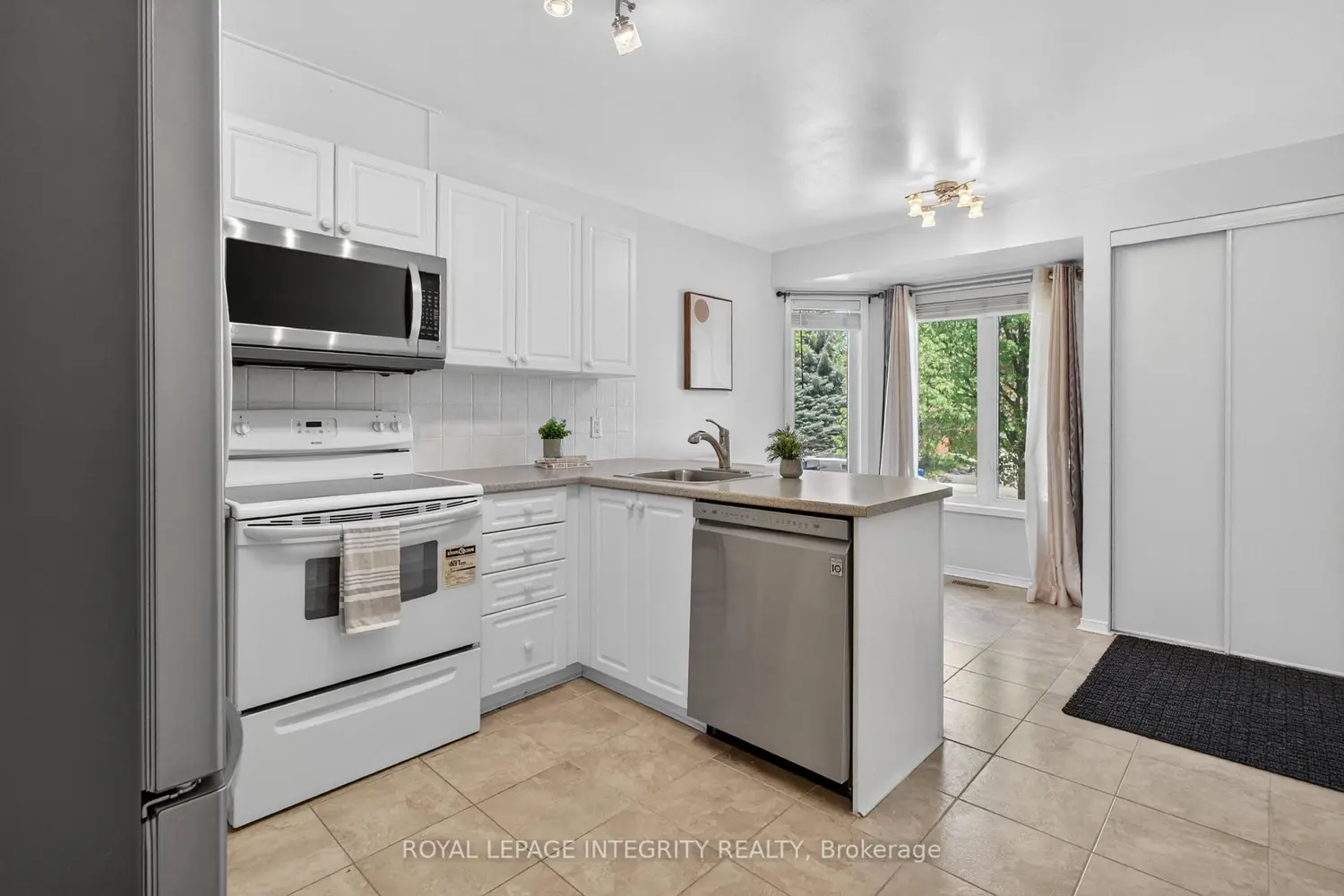 256 Cresthaven Drive photo 2