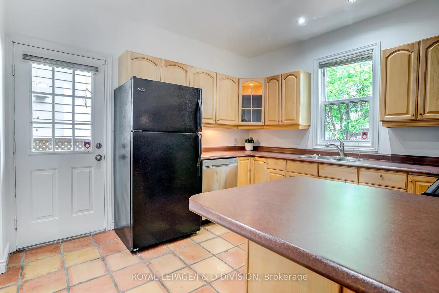 23 Empire Avenue photo 5