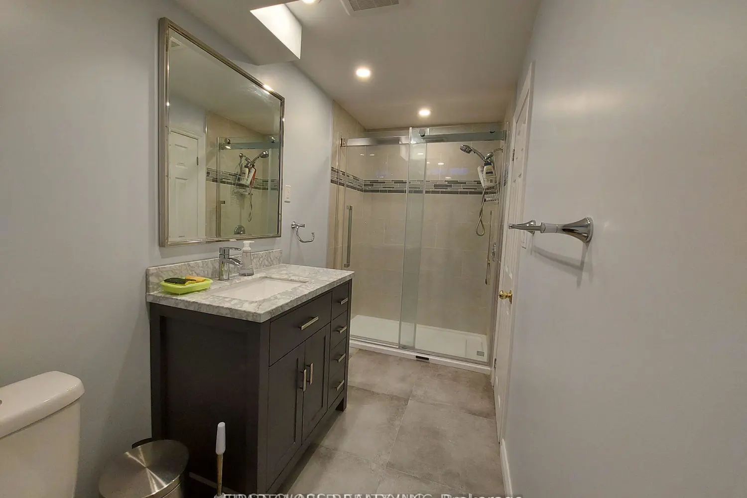 880 Leslie Valley Drive