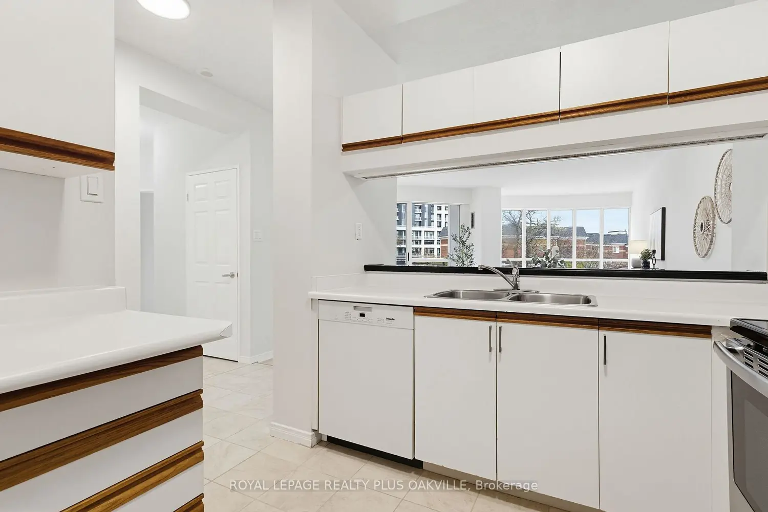 Additional image 9 of 2511 Lakeshore Road 311