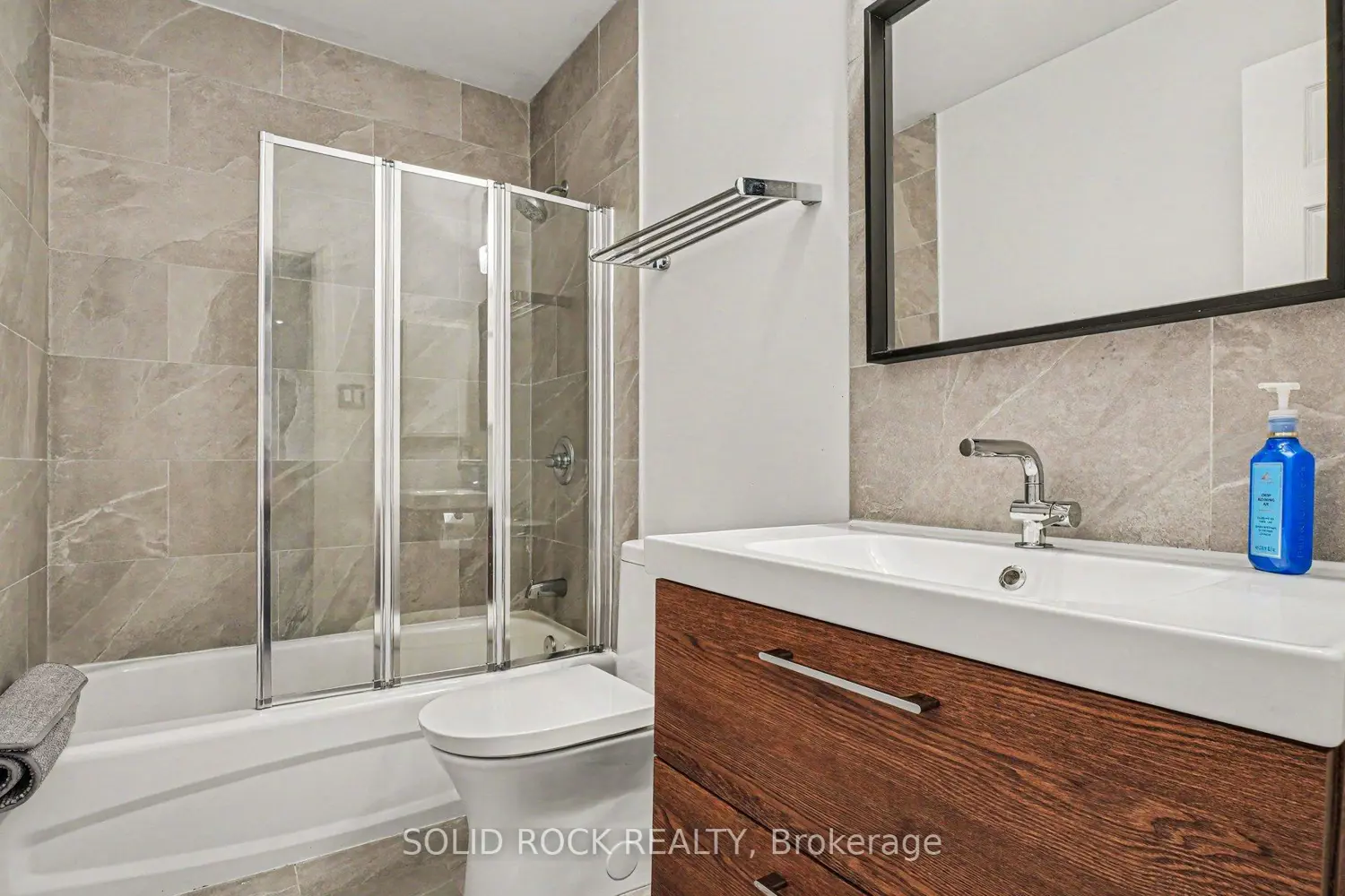 Additional image 12 of 2064 Dunollie Crescent