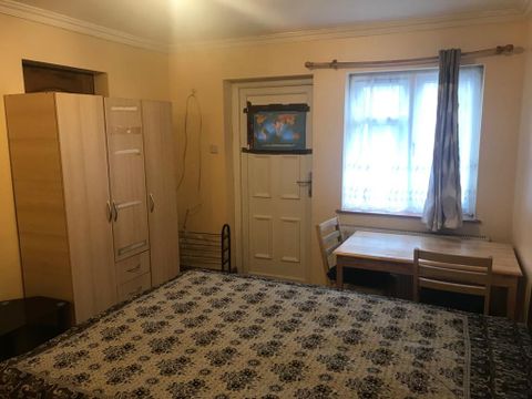 Kenton Road, Harrow, Middlesex HA3, Studio to rent