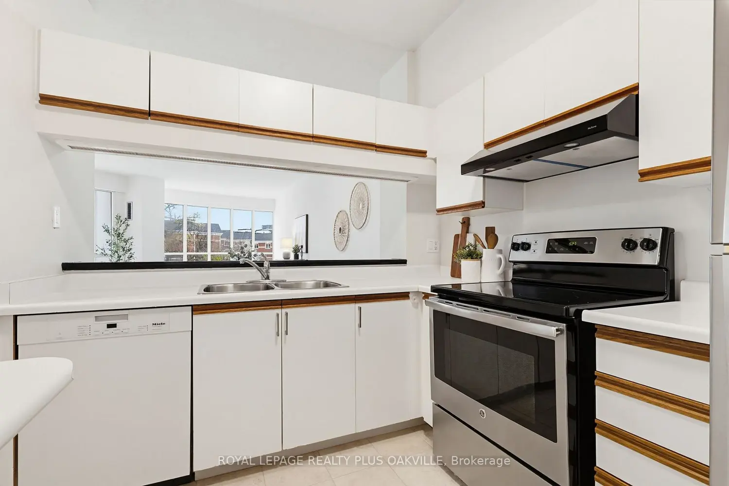 Additional image 12 of 2511 Lakeshore Road 311