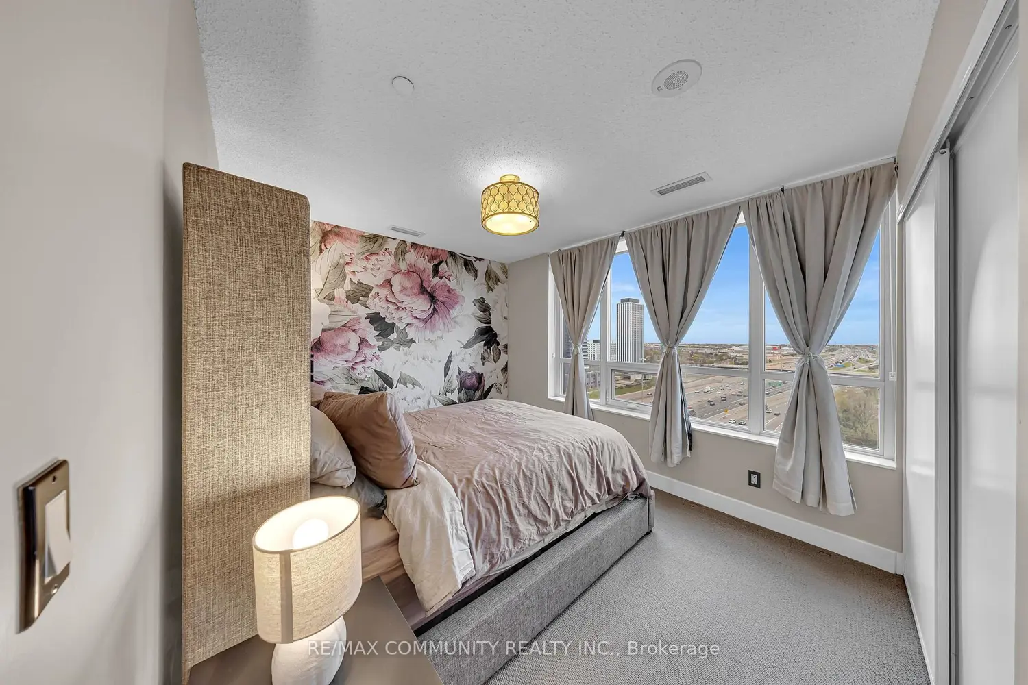 2 Eva Road 1227 photo 3
