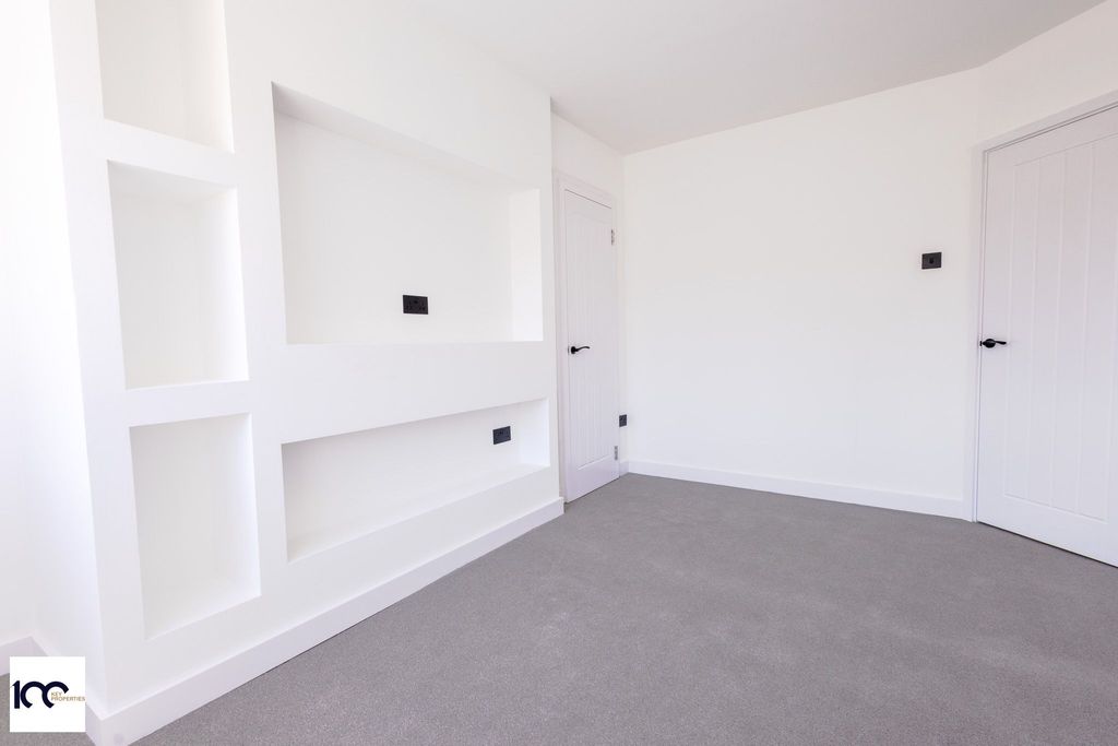 1 bed flat for saleCharing Crescent, Westgate-On-Sea CT8 photo 3