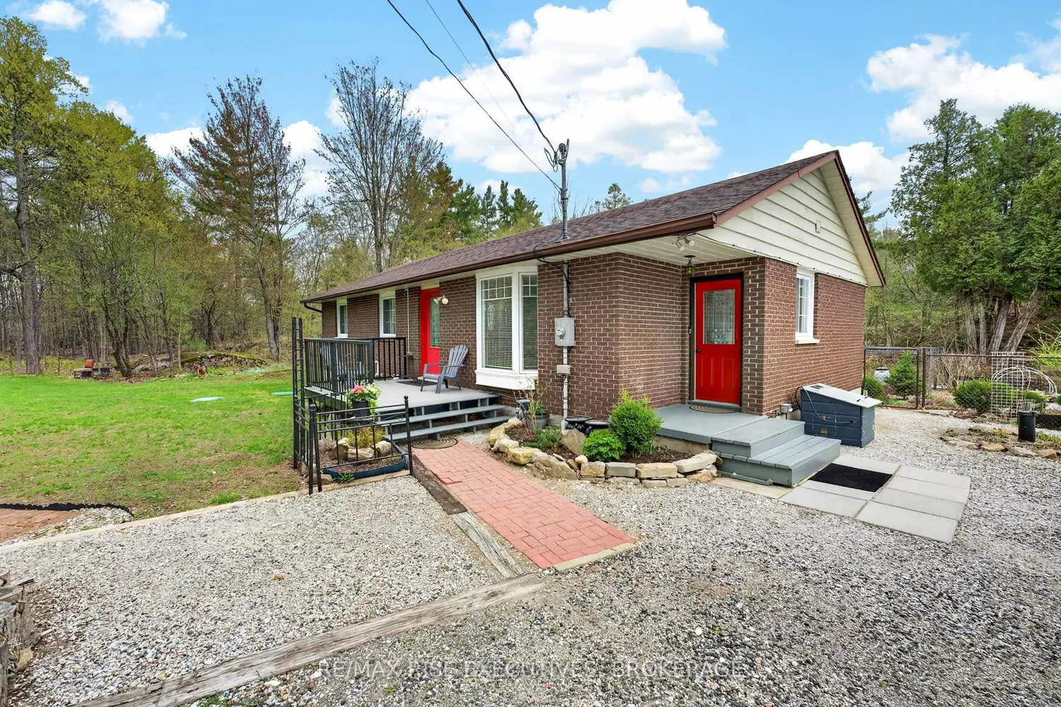 2405 Rideau Ferry Road photo 2