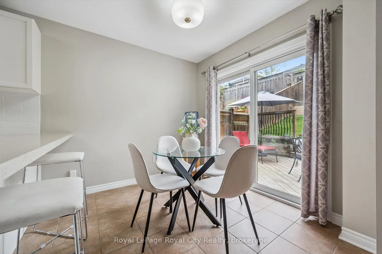 144 Kemp Crescent photo 5
