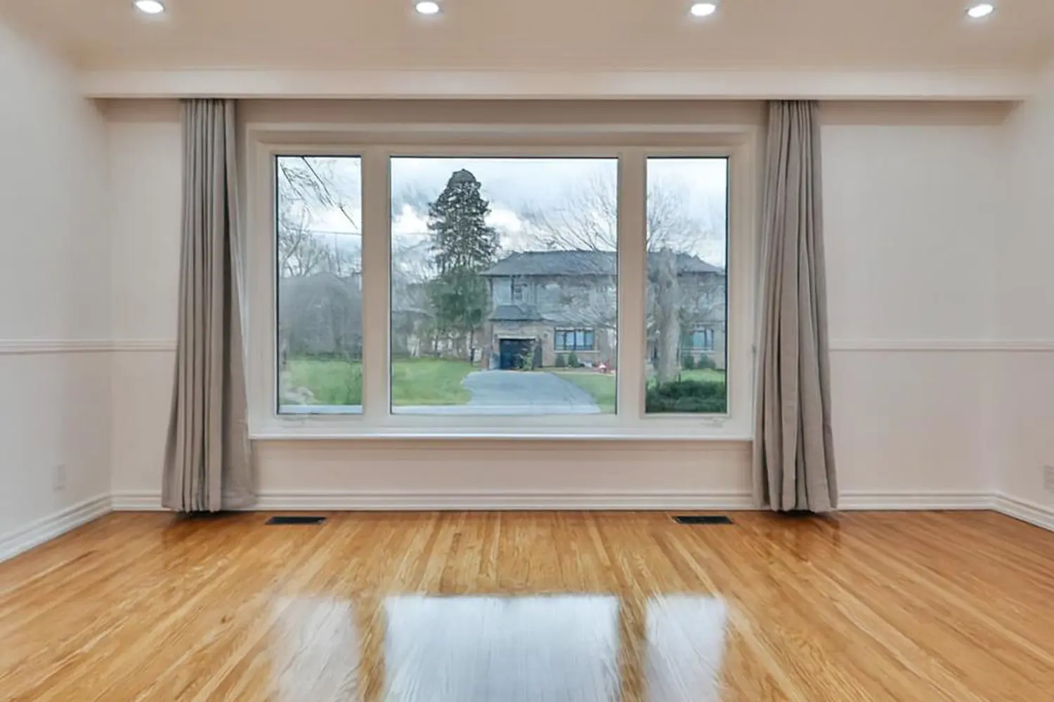 9 Allister Avenue photo 2