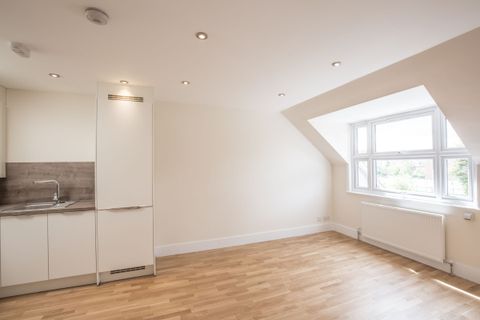 Oakleigh Road North, London N20