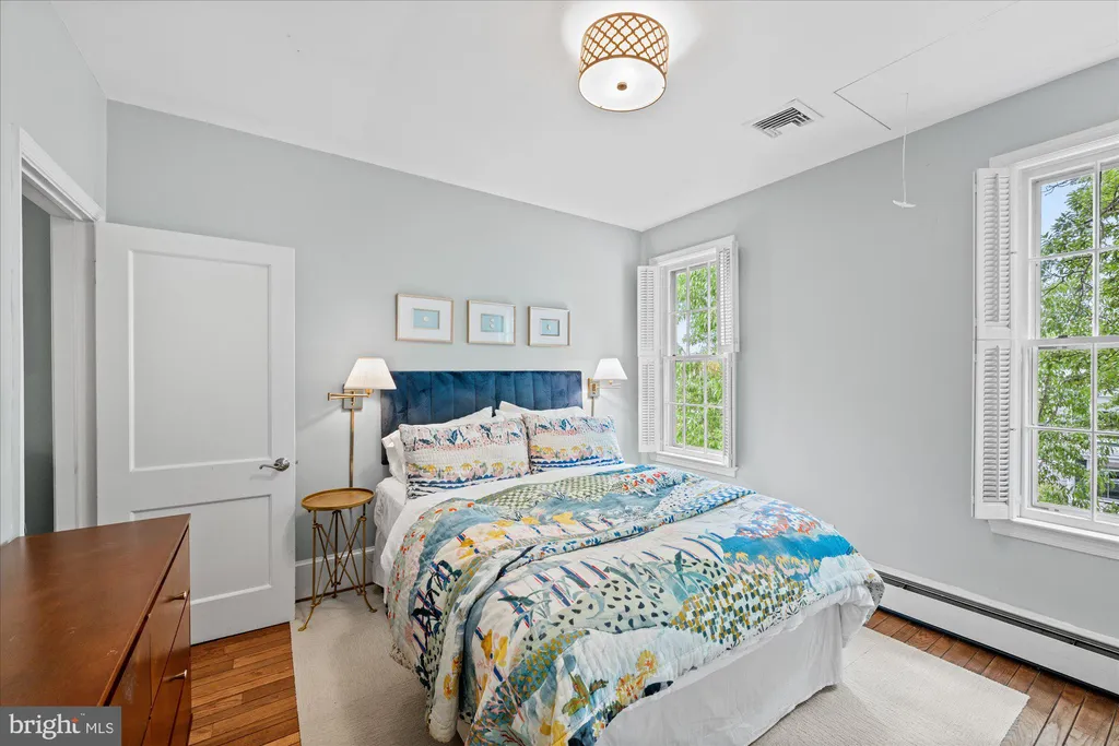 Additional image 10 of 606 E Street SE, Washington, DC 20003