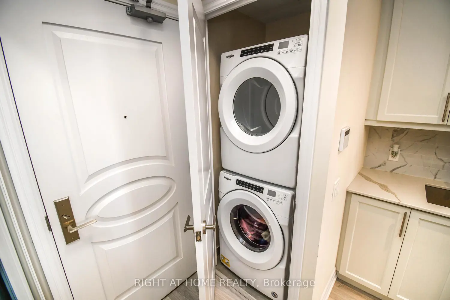 Additional image 7 of 9085 Jane Street 811