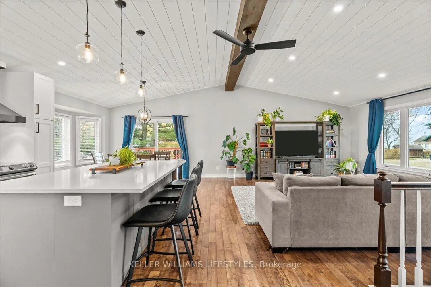 4547 William Street photo 5