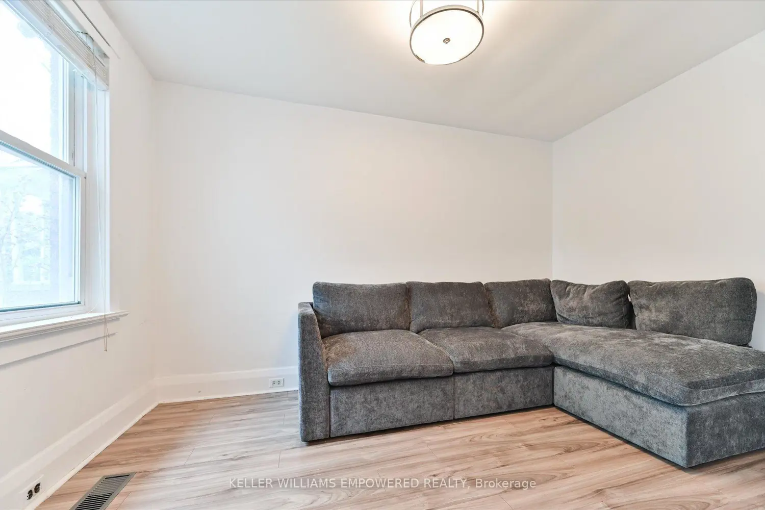 212 Silverthorn Avenue photo 3
