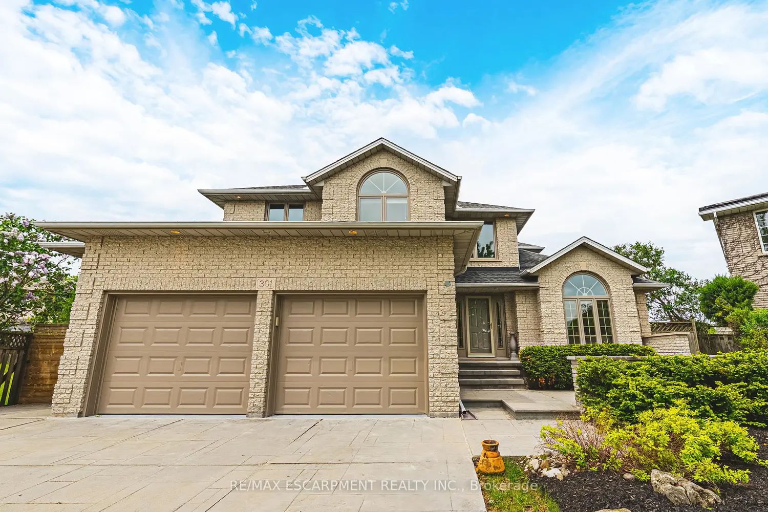 301 Parkwood Crescent