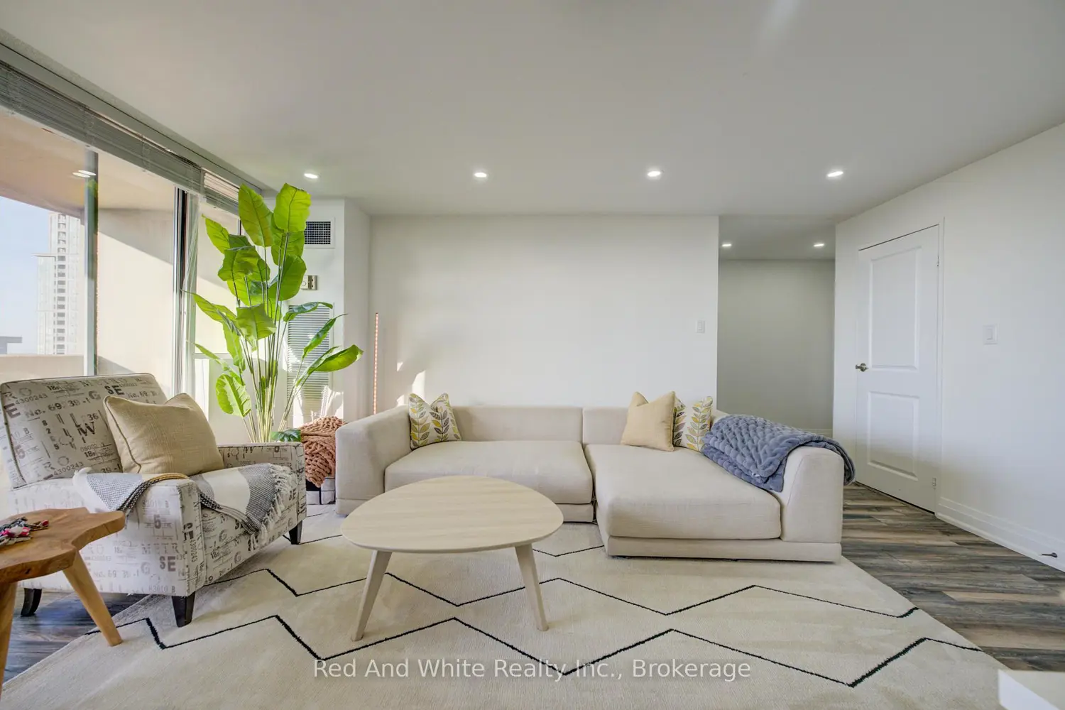 Additional image 5 of 3590 Kaneff Crescent 2013