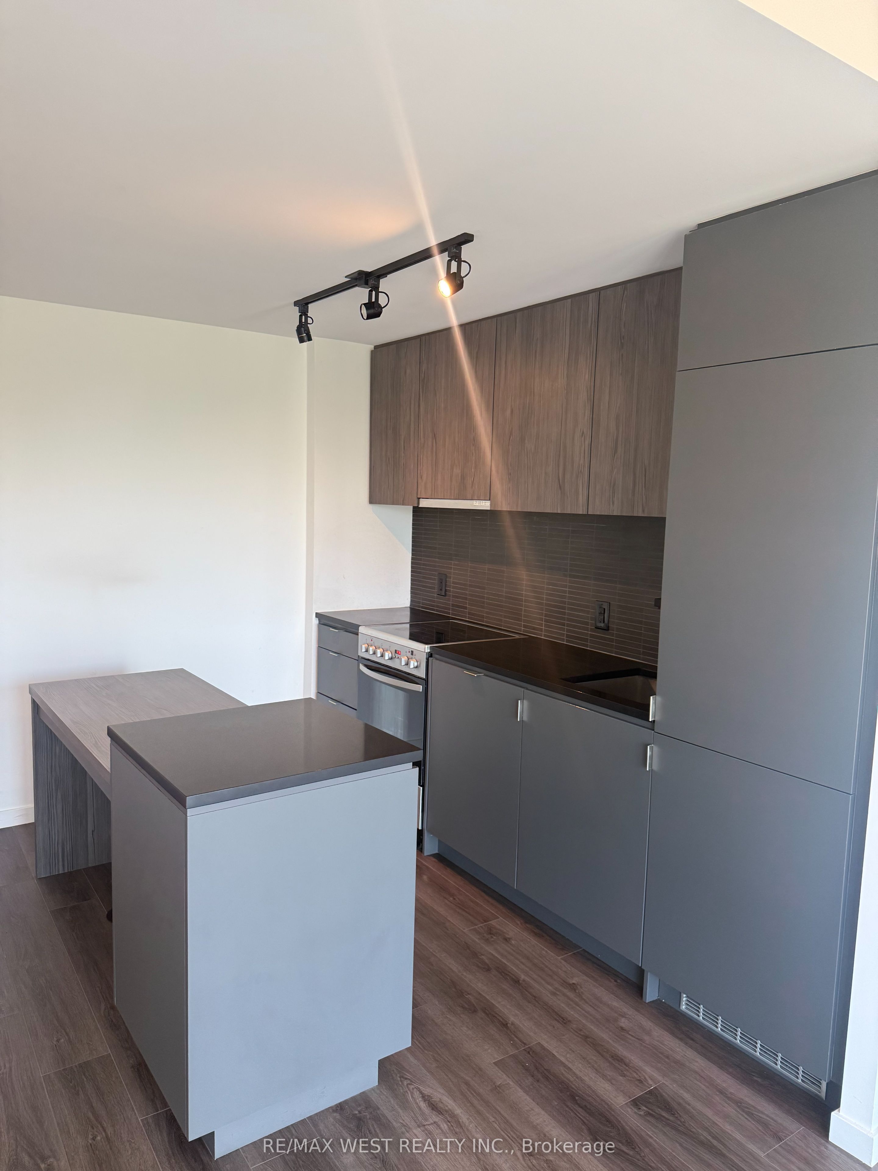 Additional image 5 of 407-7 Smith Crescent, Toronto, ON, M8Z 0G3
