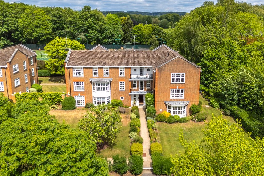 3 bed flat for salePhyllis Court Drive, Henley-On-Thames, Oxfordshire RG9