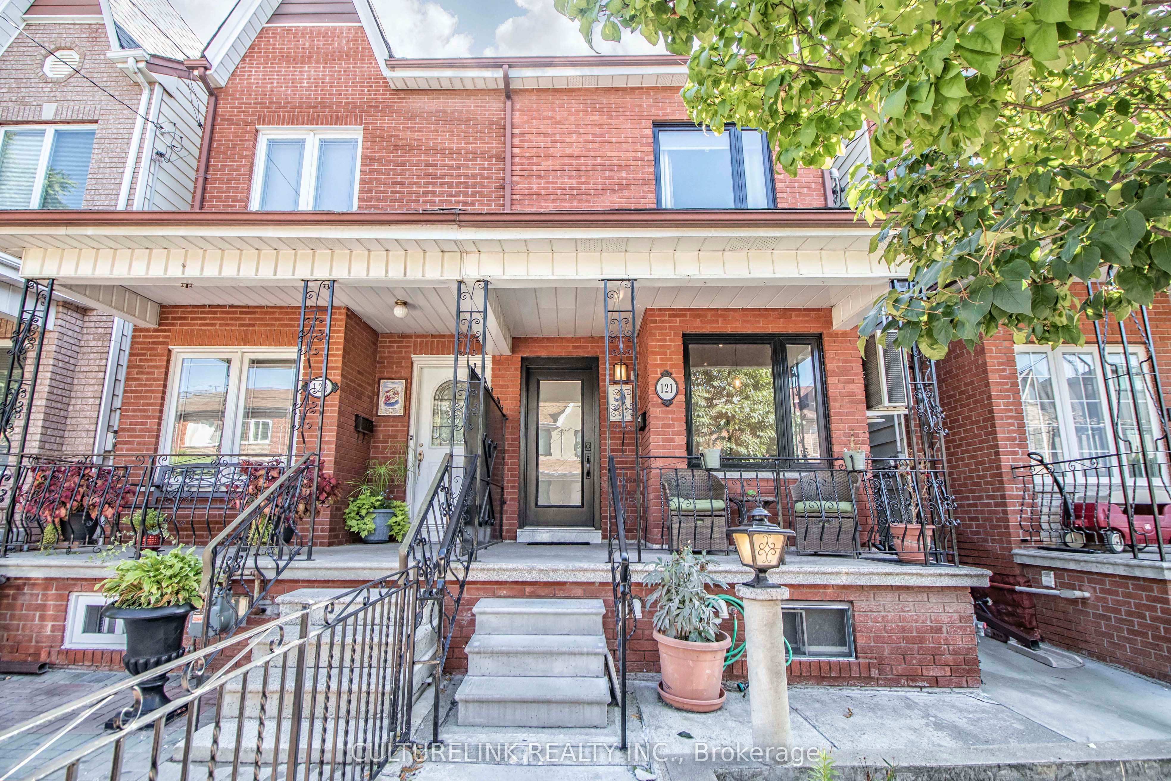 Upper-121 Montrose Avenue, Toronto, ON, M6J 2T6