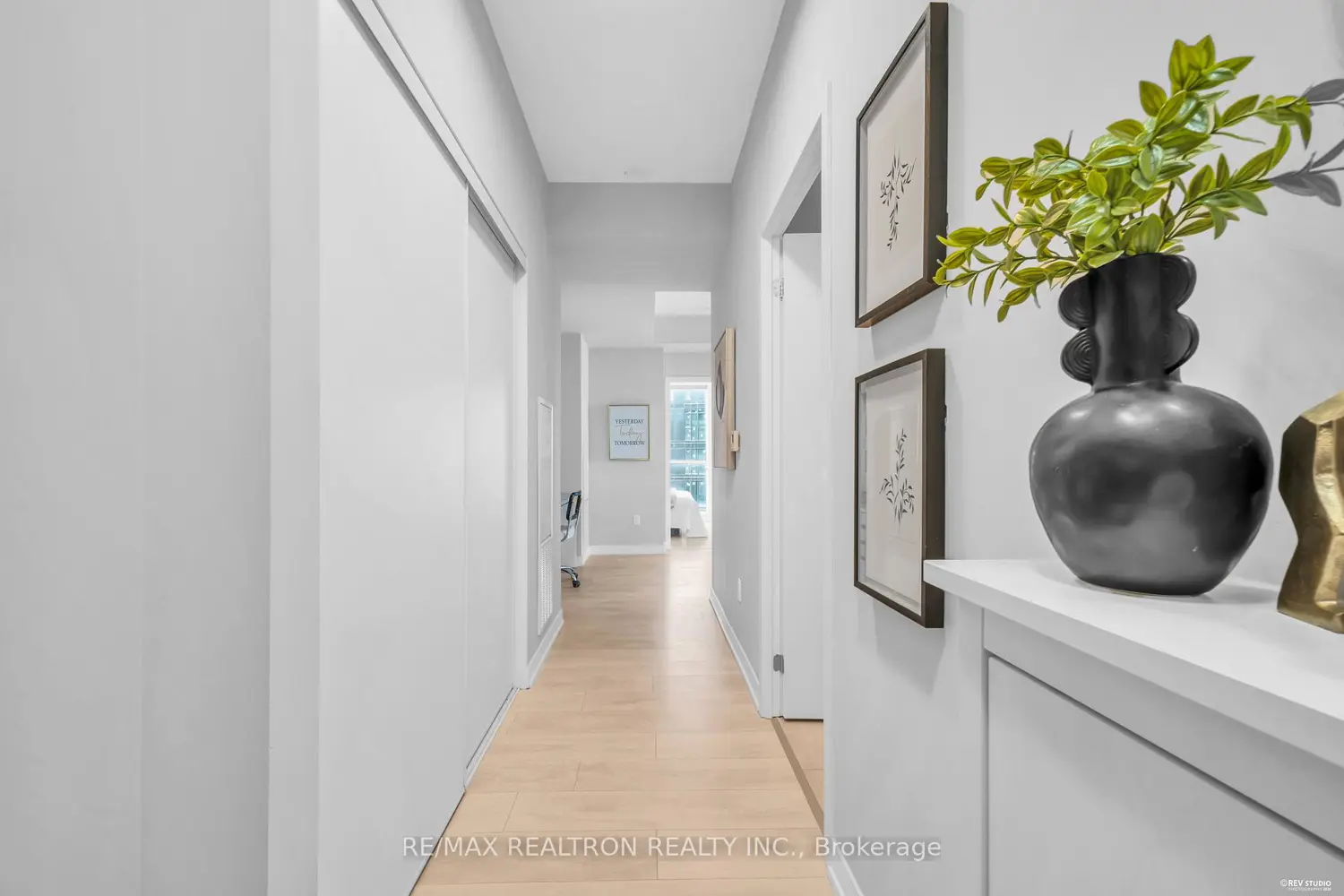 31 Tippett Road 1515 photo 3