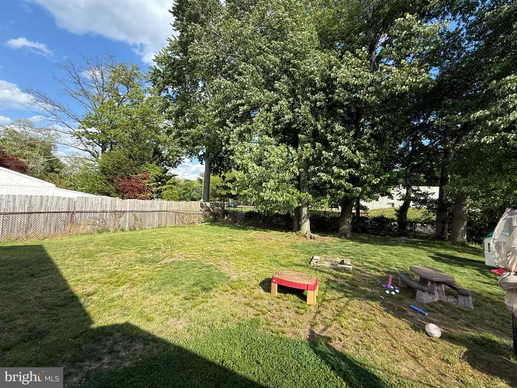 879 Broadfield Drive, Newark, DE 19713