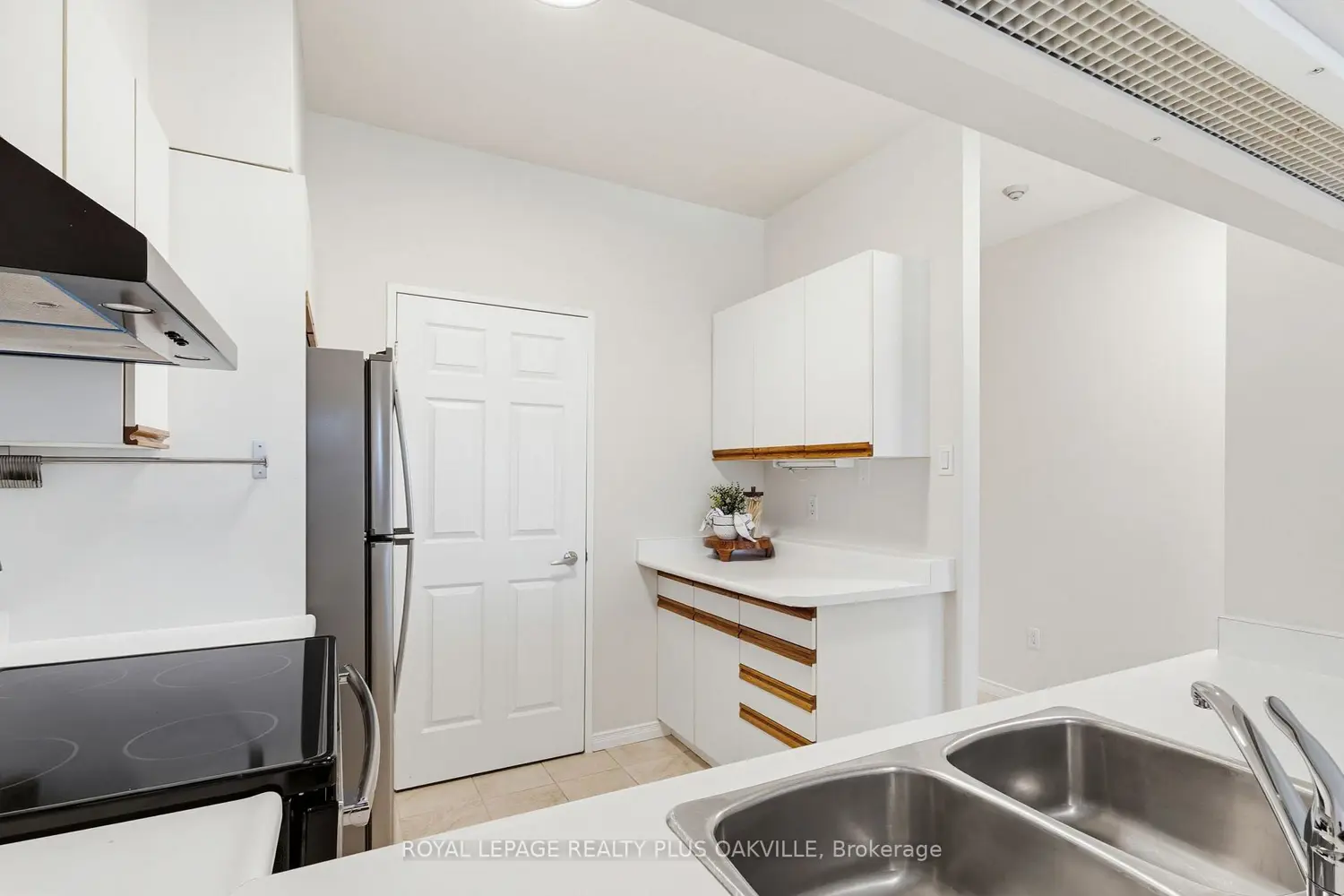 Additional image 11 of 2511 Lakeshore Road 311
