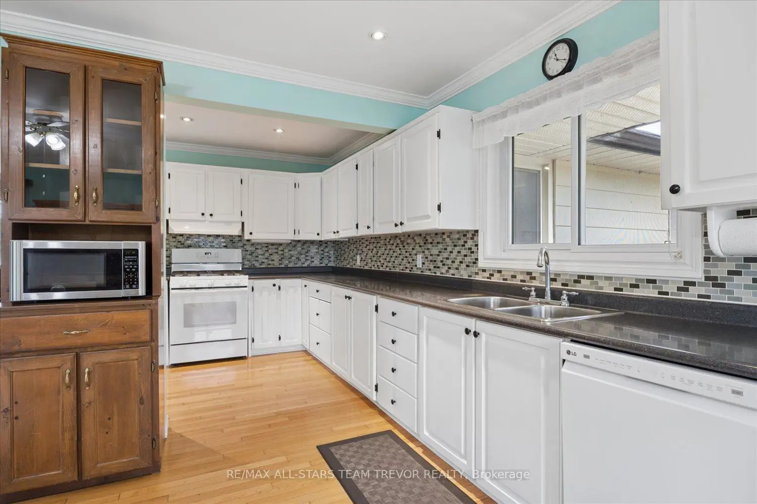388 Winnifred Drive photo 2