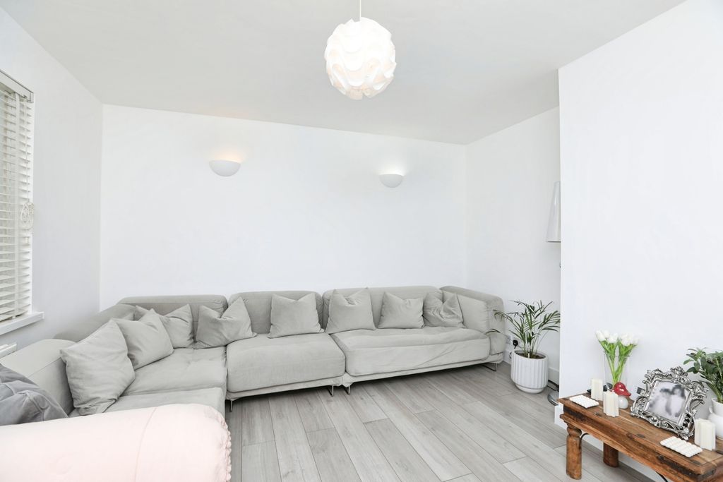 Additional image 2 of 3 bed semi-detached house for saleManor Grove, Sittingbourne, Kent ME10
