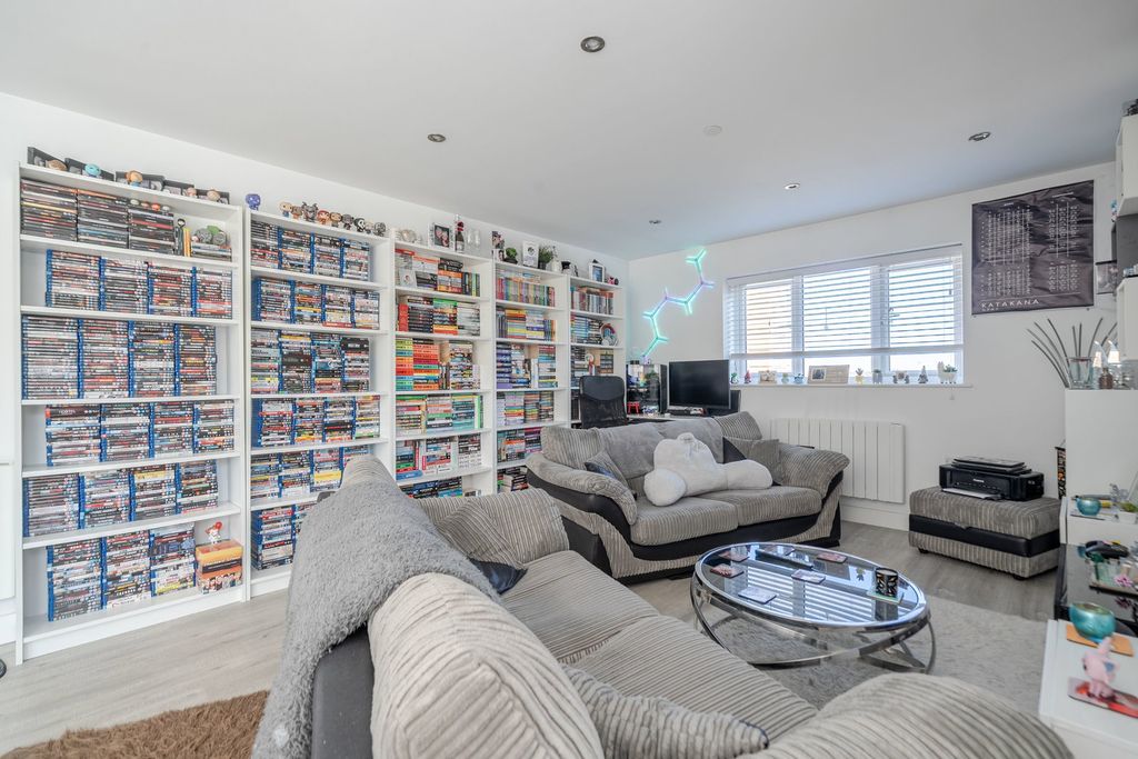 2 bed flat for saleMillers Hill, Ramsgate CT11 photo 5