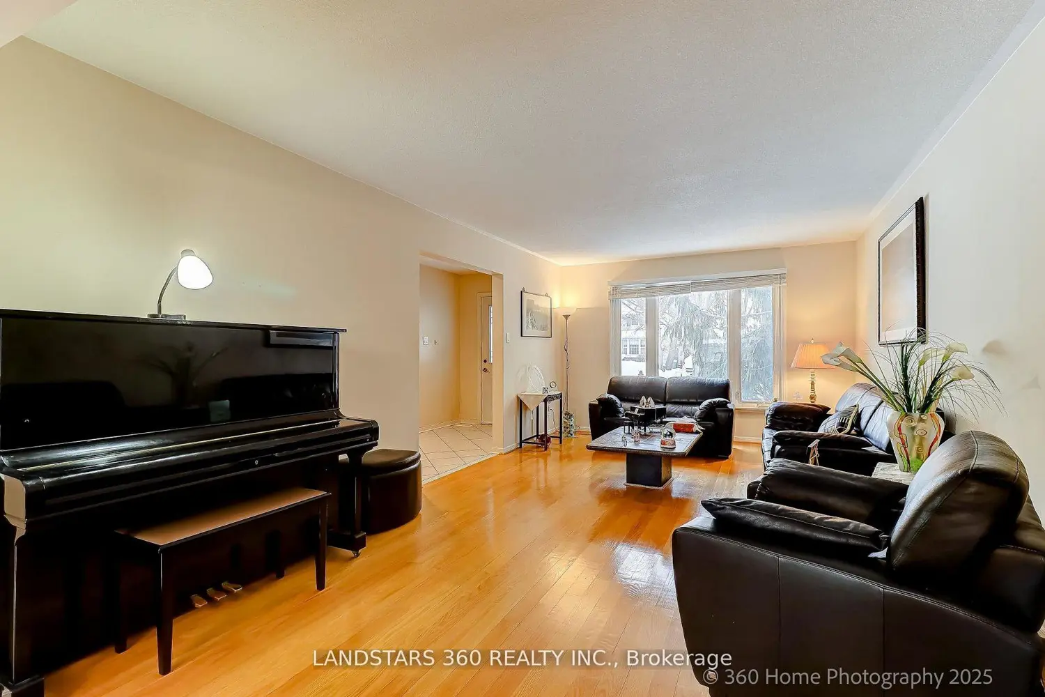 31 Whitehorn Crescent photo 3