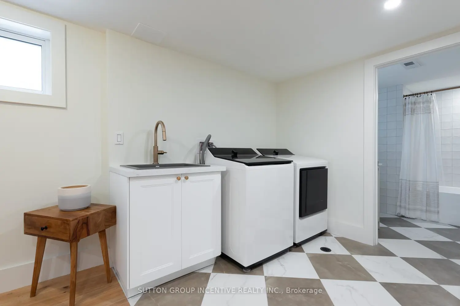 16 Robindale Avenue photo 5