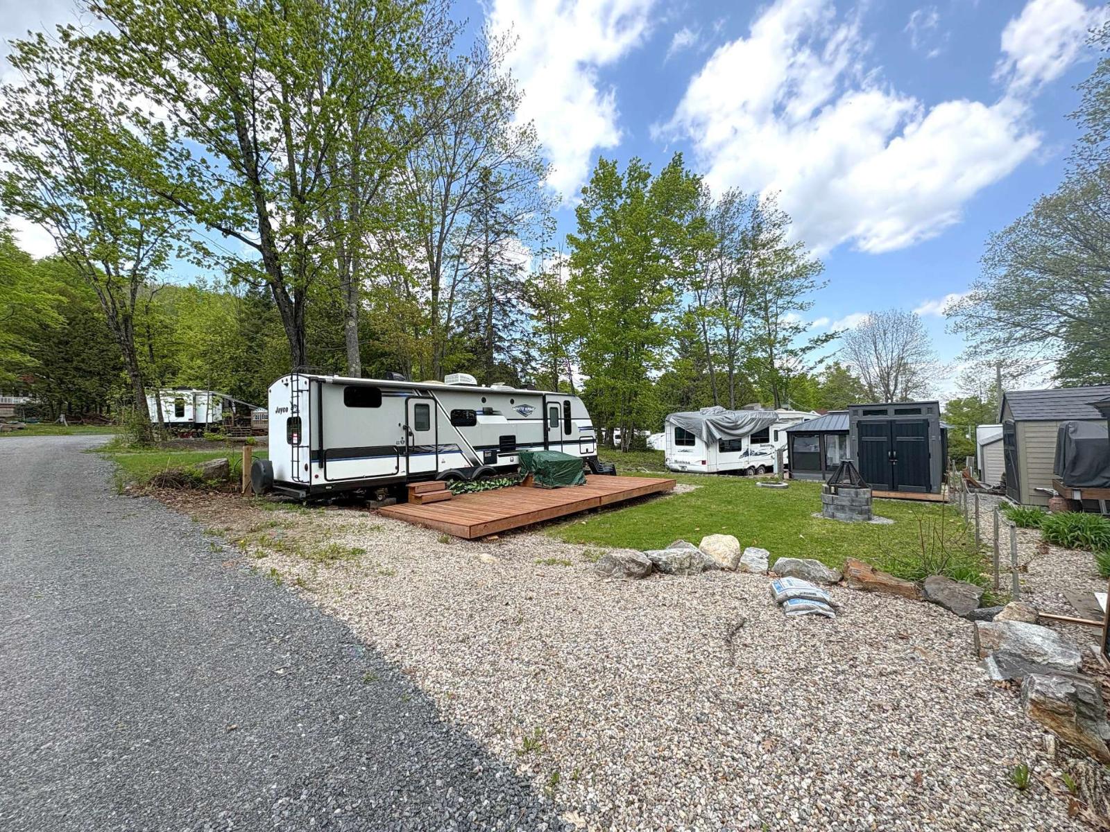 1084 Ch. du Tour-du-Lac