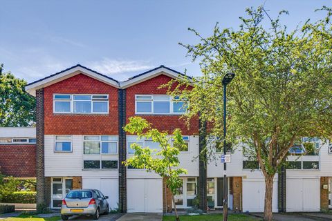 The Knoll, Ealing W13