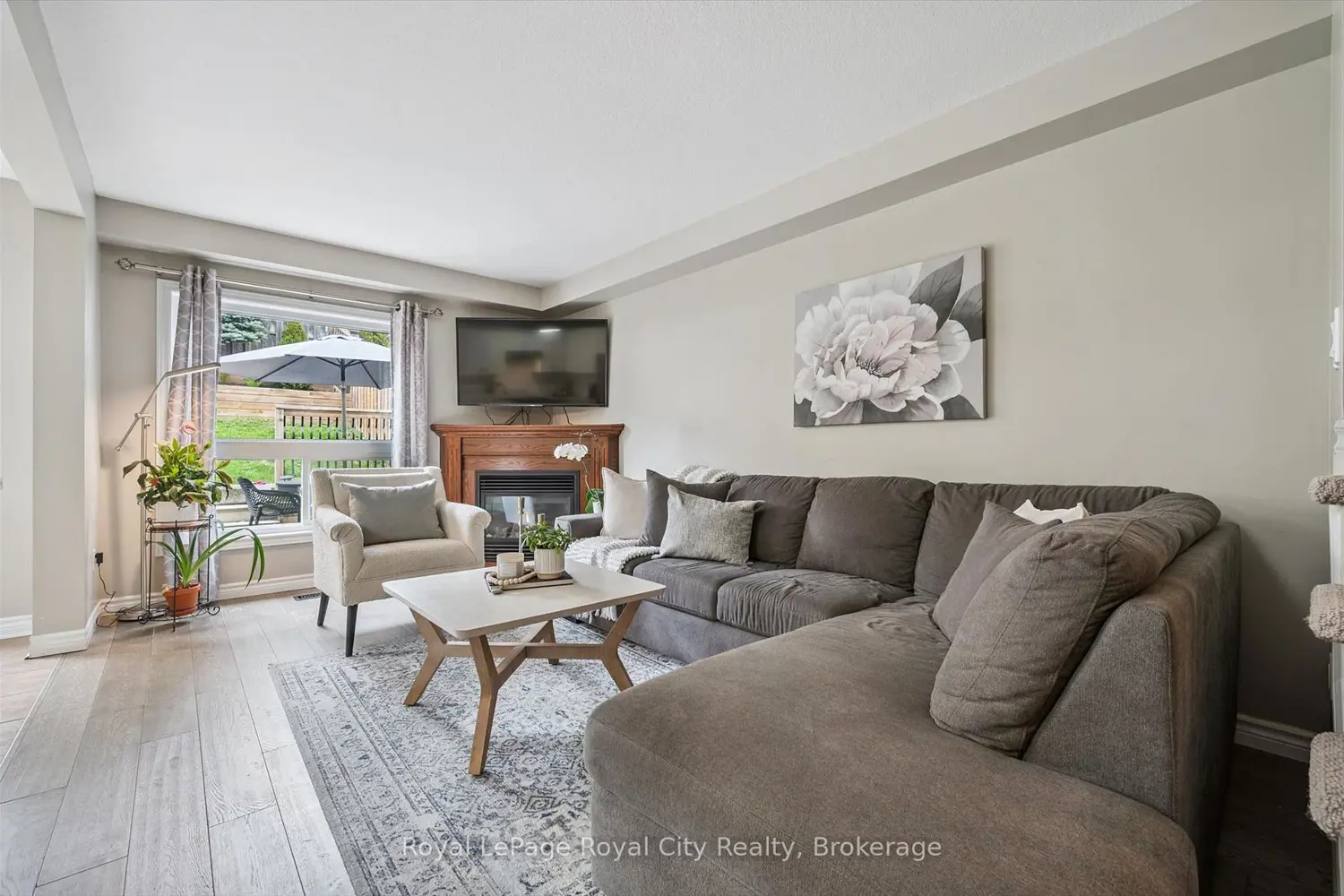 144 Kemp Crescent photo 2