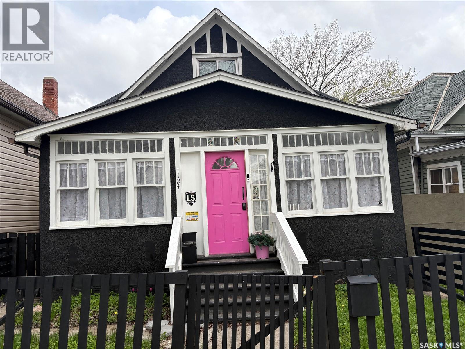 1124 Victoria AVENUE