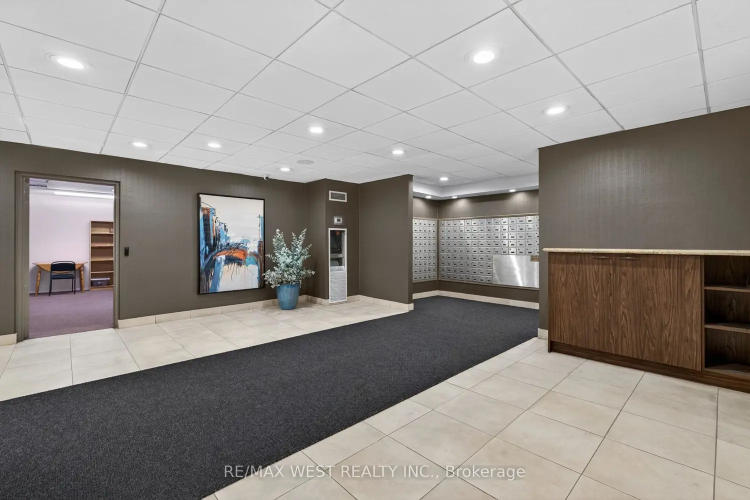 75 Emmett Avenue 1801 photo 2