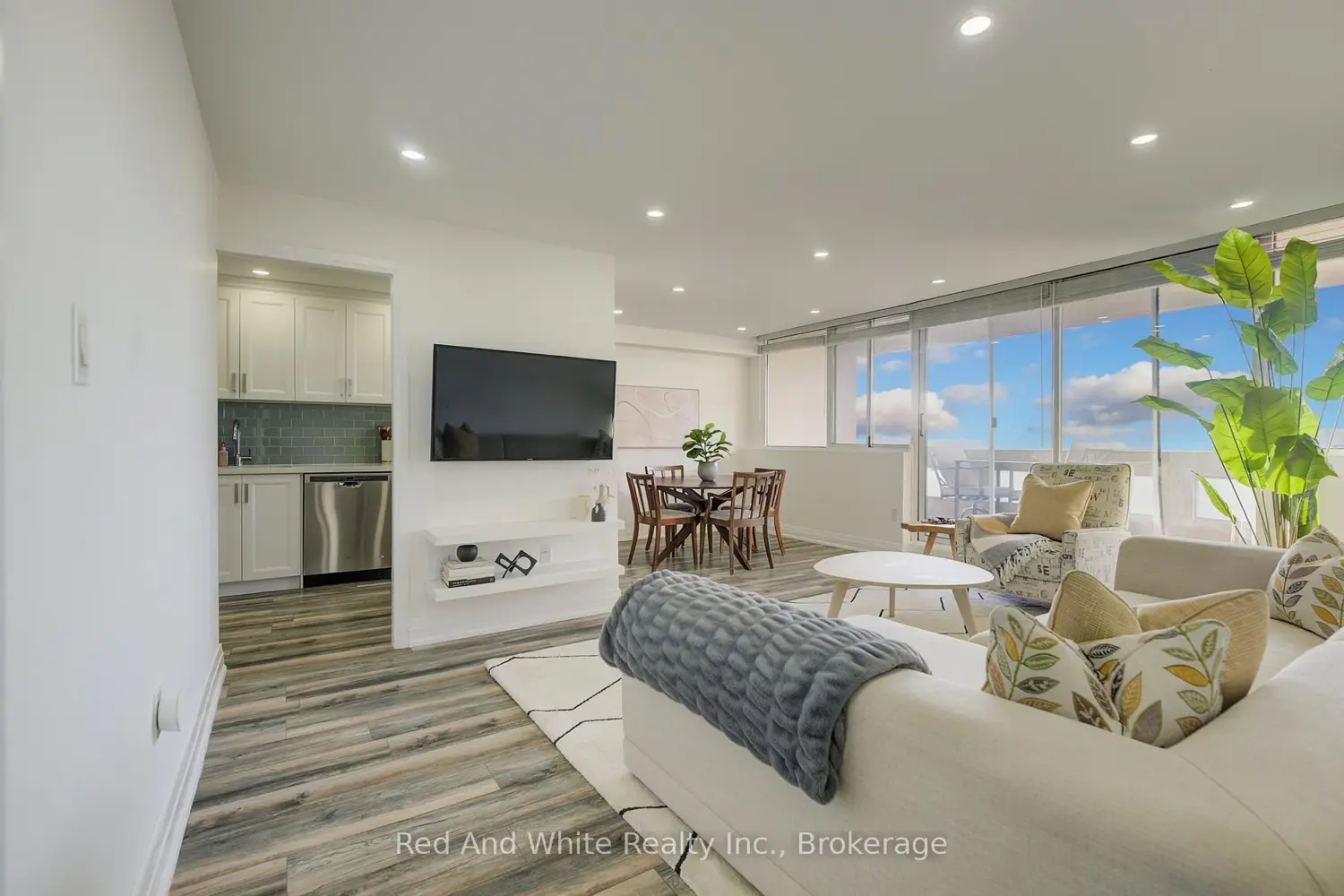 Additional image 4 of 3590 Kaneff Crescent 2013