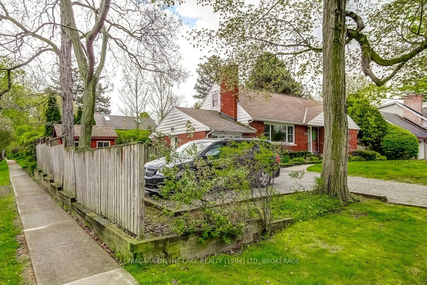 262 Simcoe Street photo 2