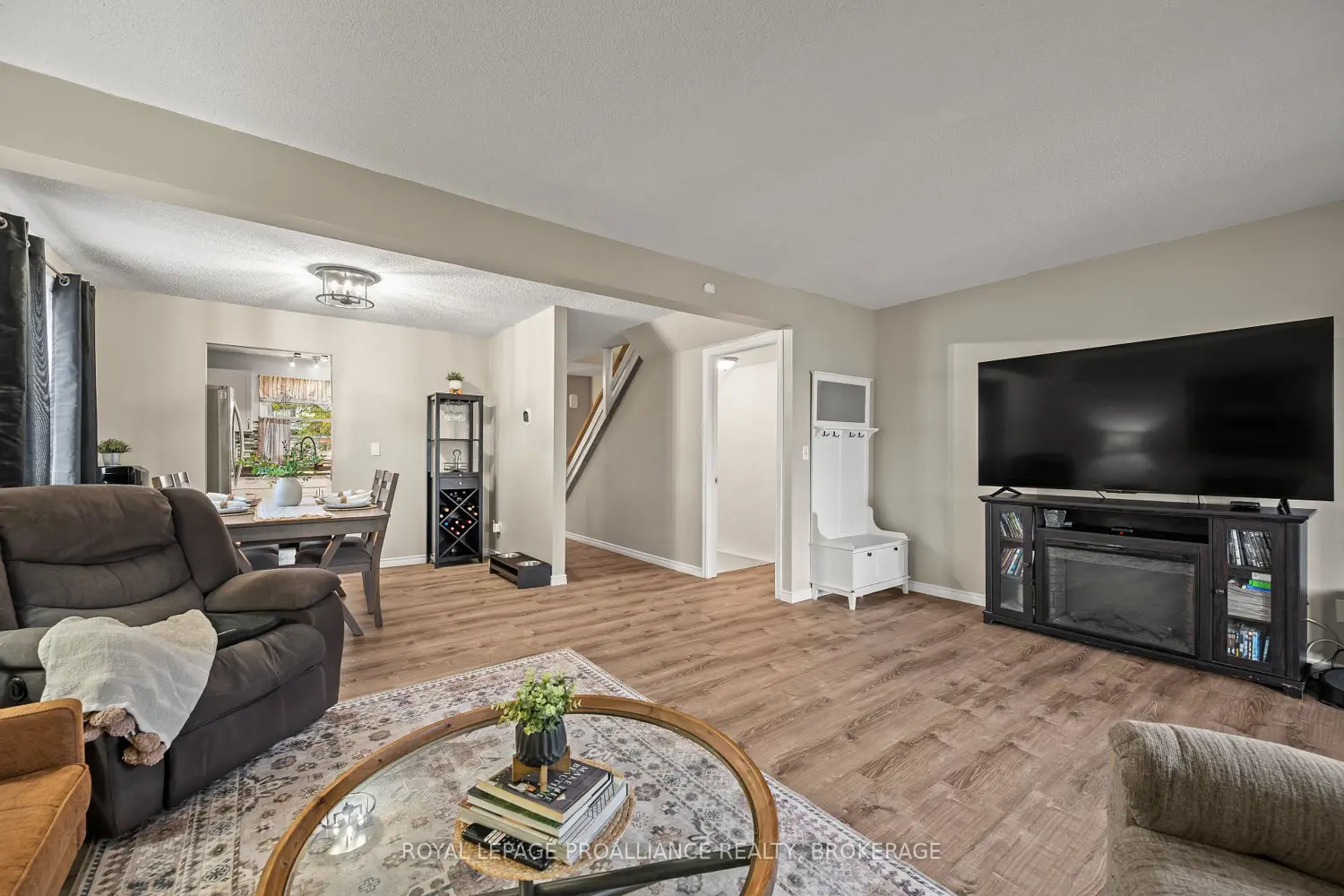 Additional image 5 of 884 Larchwood Crescent