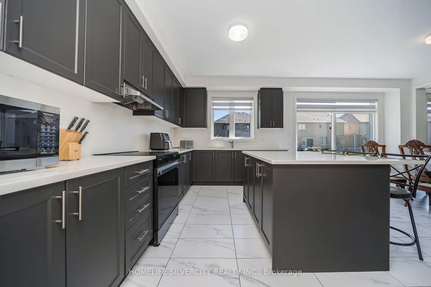 4 Sandhill Crescent photo 5