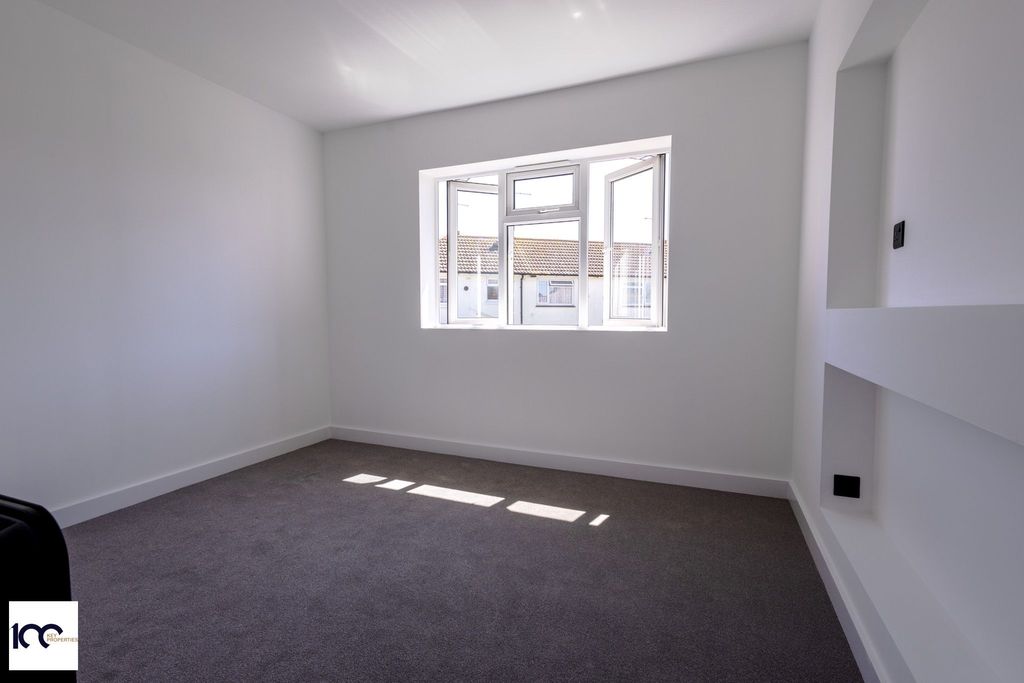 1 bed flat for saleCharing Crescent, Westgate-On-Sea CT8 photo 5