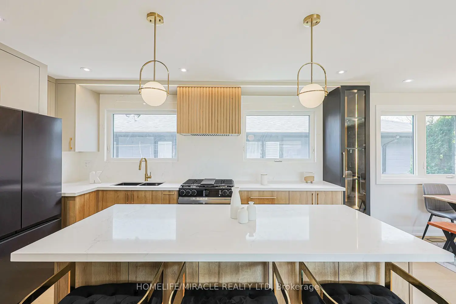 158 Cass Avenue photo 2