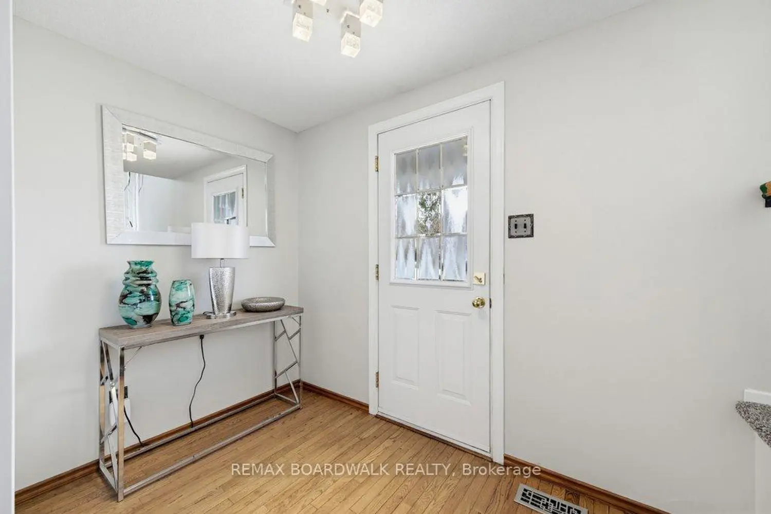 1703 Fieldstone Crescent photo 2