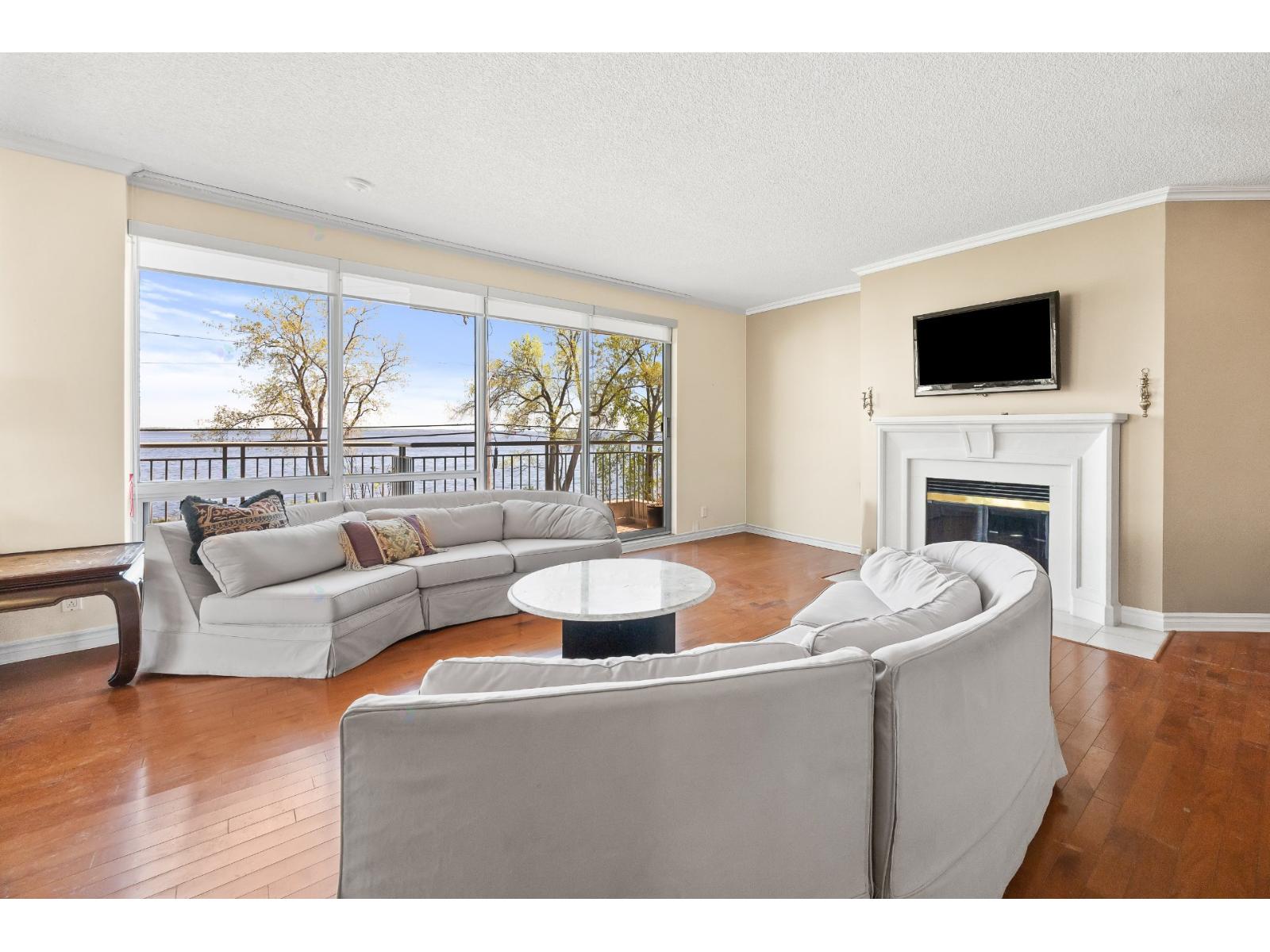 45 Ch. du Bord-du-Lac-Lakeshore
