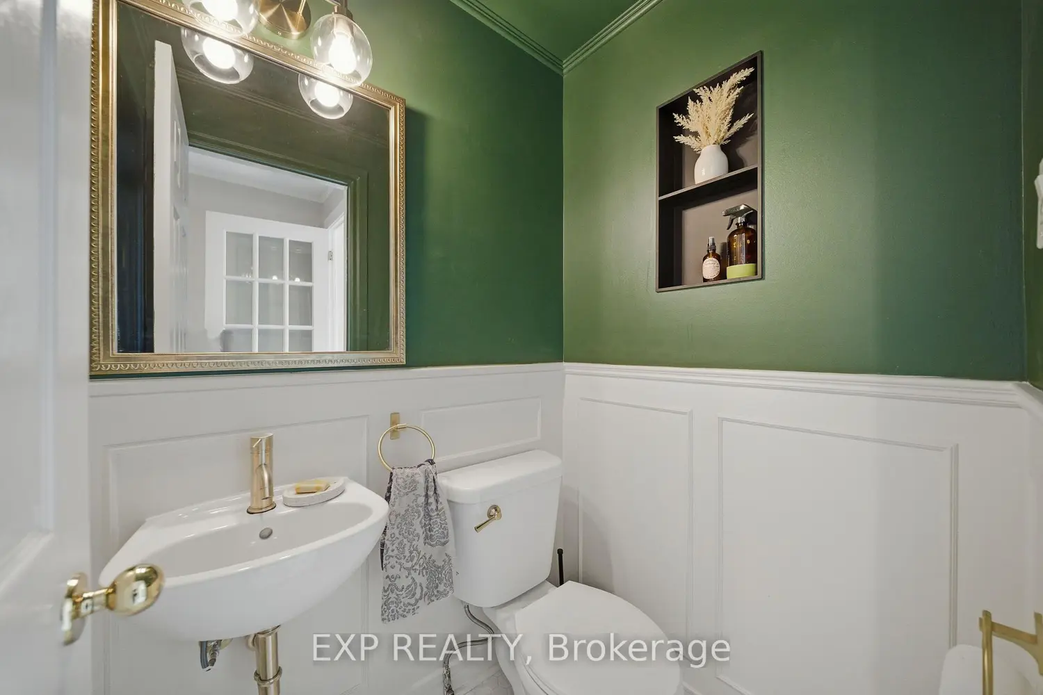 2333 Cotters Crescent photo 2