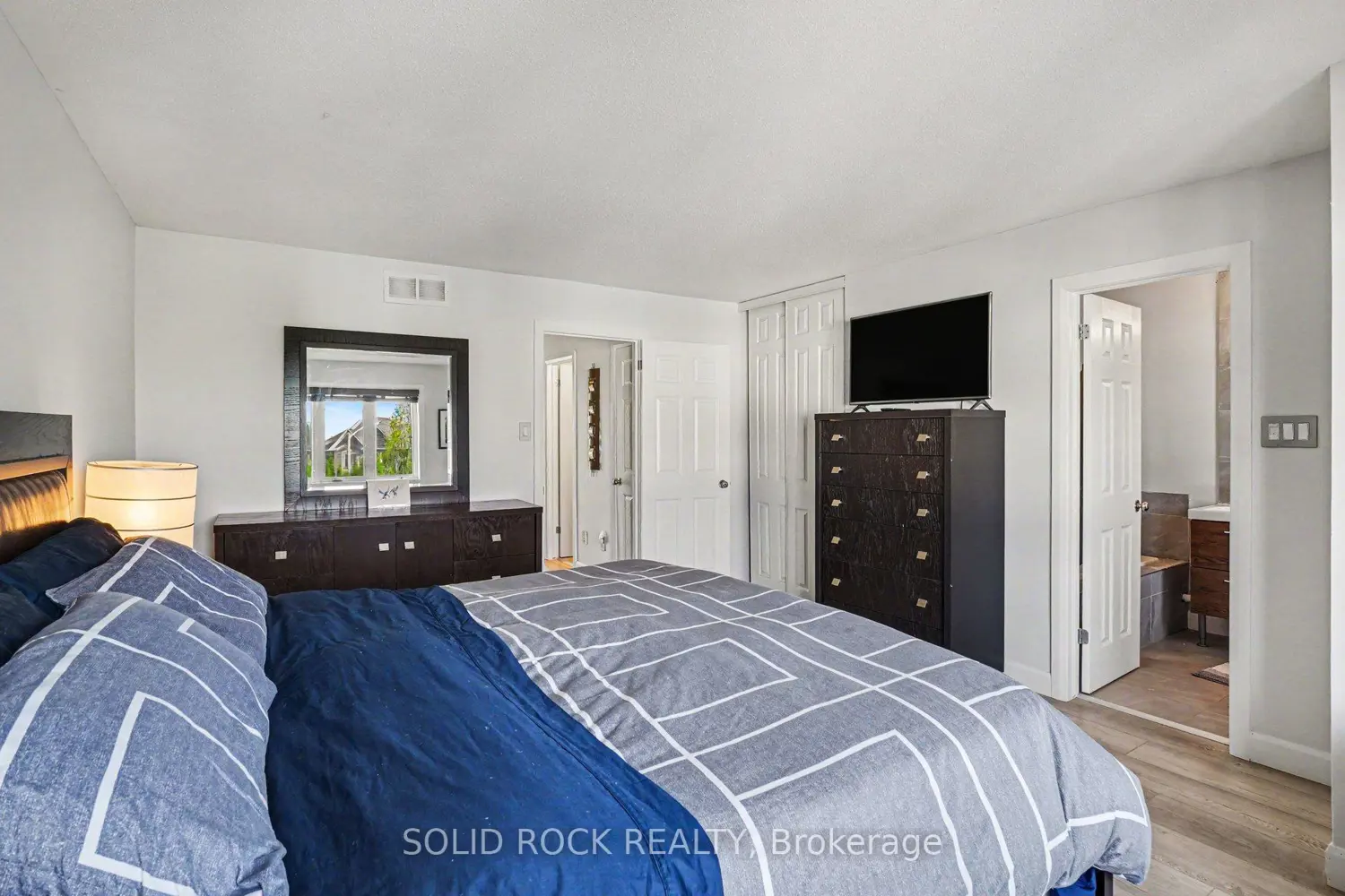Additional image 7 of 2064 Dunollie Crescent